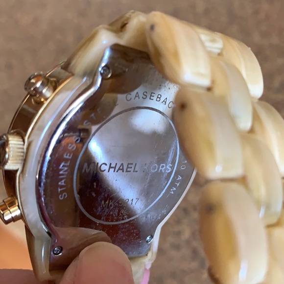 Beautiful gold Michael Kors gold face watch with extra links - Picture 3 of 3